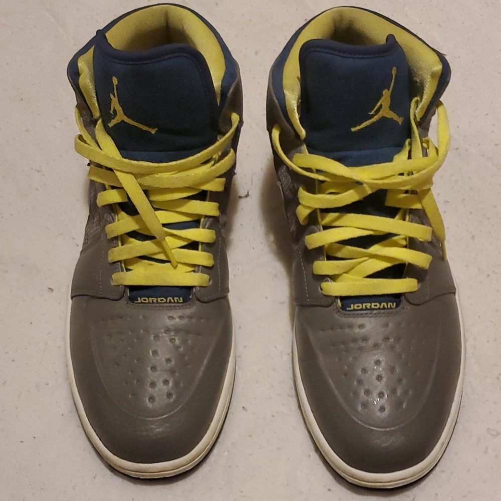 stylish pair of used  excellent condition sneakers